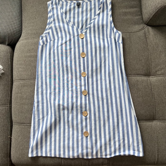 Multiple dresses - Picture 11 of 12